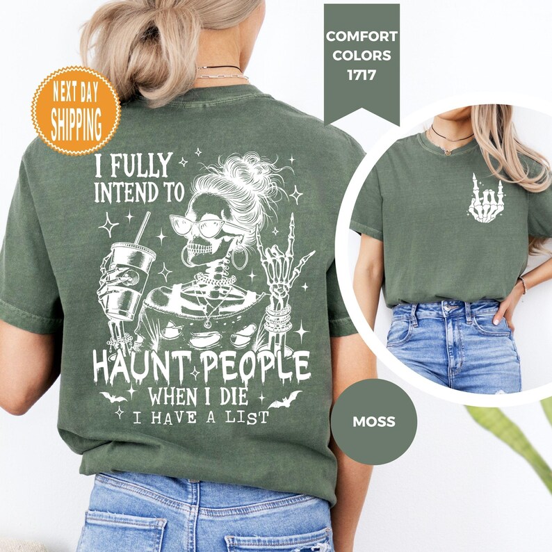K&ouml;nnte beinhalten: Moosgr&uuml;nes T-Shirt mit wei&szlig;er Grafik eines Skeletts mit Brille, einem Getr&auml;nk und einer Rock-on-Geste. Der Text lautet: "I FULLY INTEND TO HAUNT PEOPLE WHEN I DIE I HAVE A LIST."