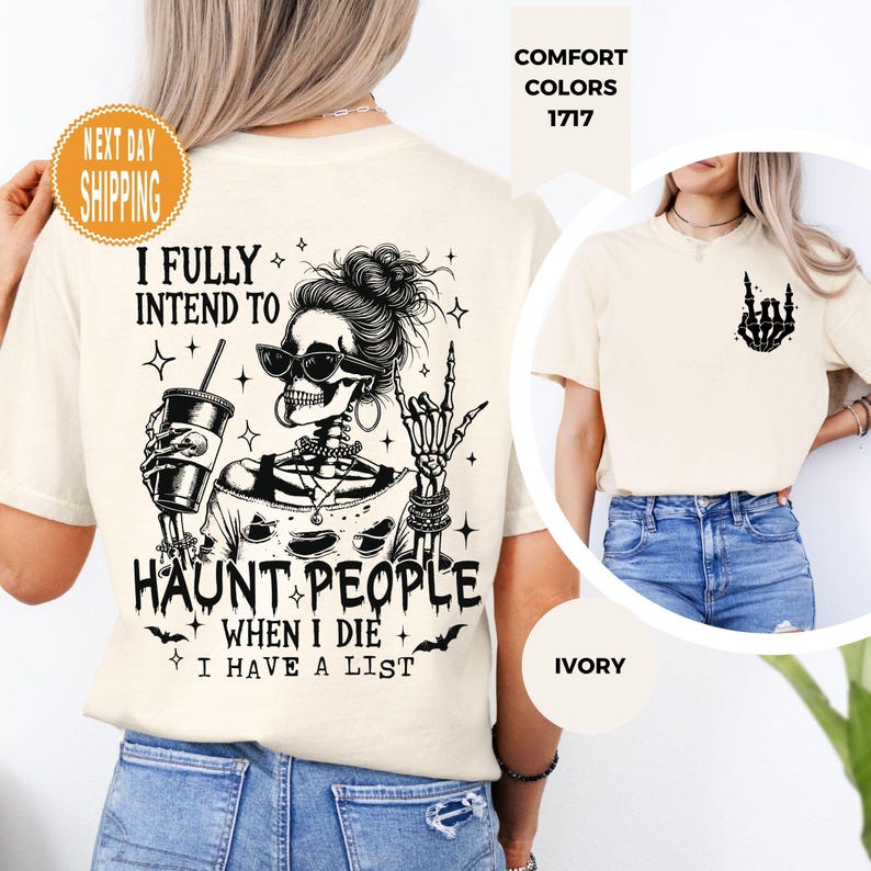 K&ouml;nnte beinhalten: Cremefarbenes T-Shirt mit einem schwarzen Skelett-Motiv, das eine Sonnenbrille tr&auml;gt und einen Kaffeebecher h&auml;lt. Der Text lautet: "I FULLY INTEND TO HAUNT PEOPLE WHEN I DIE I HAVE A LIST." Auf der Vorderseite befindet sich eine Skelett-Hand-Grafik.