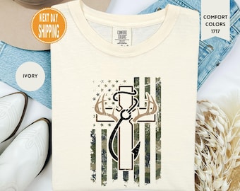 Maglietta Comfort Colors, Maglietta Fedele per Caccia e Pesca: Maglietta con Croce Cristiana e Corna di Cervo, Maglietta Cristiana con Bandiera Mimetica, Maglietta per la Stagione di Caccia