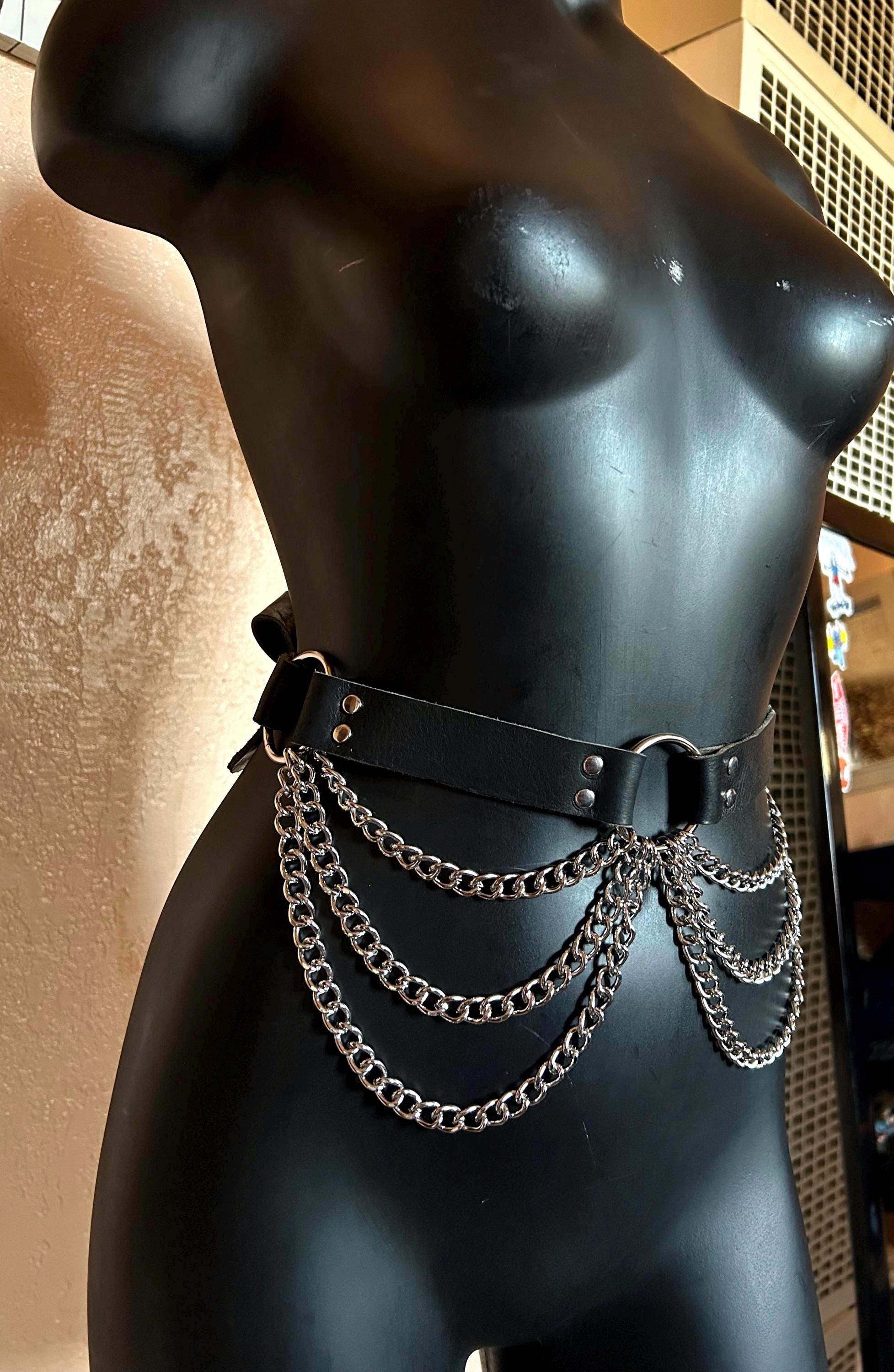 Cinturón de cuero con cadenas