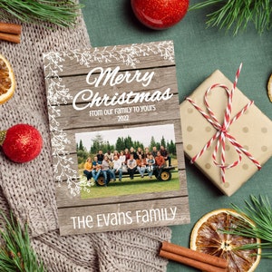 Tarjeta de Navidad imprimible inspirada en una granja rústica, tarjeta de Navidad familiar editable, detalle de tablón de madera marrón con borde de guirnalda blanca