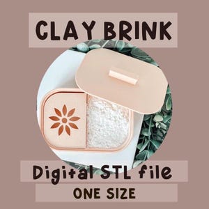 Könnte beinhalten: Ein hellpfirsichfarbenes Tonwerkzeug mit Deckel, das weißes Pulver und ein Blumendesign enthält. Der Text "CLAY BRINK", "Digital STL file" und "ONE SIZE" werden angezeigt.