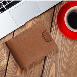 Cartera con clip para billetes plegable, delgada, minimalista, frontal RFID para hombres, ranura para múltiples tarjetas con correa para tirar hacia arriba y clip para billetes para guardar dinero en efectivo con ventana de identificación
