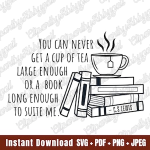 Puede incluir: Ilustración en blanco y negro de una cita sobre el té y los libros. La cita dice: "Nunca se puede conseguir una taza de té lo suficientemente grande o un libro lo suficientemente largo para satisfacerme." Una taza de té con vapor que sale de ella se encuentra encima de una pila de libros. El libro de abajo tiene el texto "C.S. Lewis" en él.
