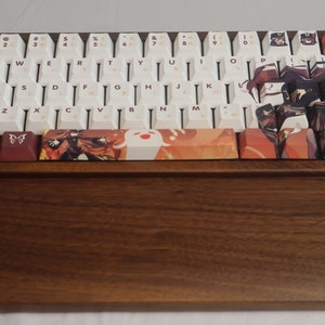 Tastiera in legno di palissandro al 60% realizzata con copritasti a tema Genshin Impact Hu Tao e interruttori marroni AKKO POM