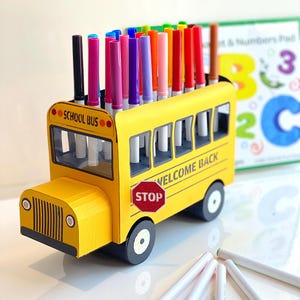 Willkommen zurück in der Schule, 3D-Schulbus-Stift / Marker-Halter, Kindergarten-Abschluss-Partydekoration, Pre-K-Abschlussdekoration, Grad-Party-Dekor