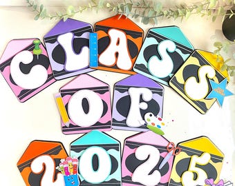 Könnte beinhalten: Ein farbenfrohes Banner mit der Aufschrift "Klasse von 2025" mit kreidenförmigen Buchstaben und Dekorationen. Jeder Buchstabe hat eine andere Farbe und eine Schulsachen darauf.