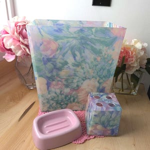 Vintage 80&#39;s Art Deco Floral Bathroom Plastic Set Toothbrush Holder Soap Holder & Trash Can