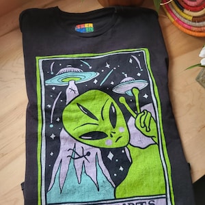Camiseta con la carta del tarot de un extraterrestre verde de los 90. Vintage. Talla L.
