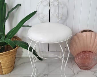 Sedia/sgabello da toeletta vintage in filo metallico verniciato bianco, stile metà secolo Hollywood Regency. Seduta bianca.