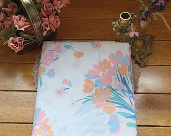 Copriletto vintage con stampa floreale serigrafata, circa anni '30-'50, rosa pastello, blu, verde e arancione su cotone bianco, tulipani, misura matrimoniale.