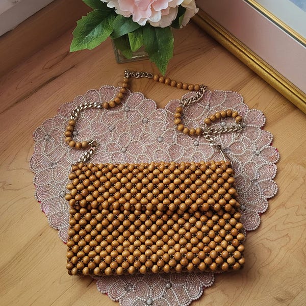 Vintage Artel MFG co. 1960er Jahre Gold Glänzende Boho Hippie Stil Perlen-Tasche aus Holz mit passendem Gürtel. Hergestellt Japan.