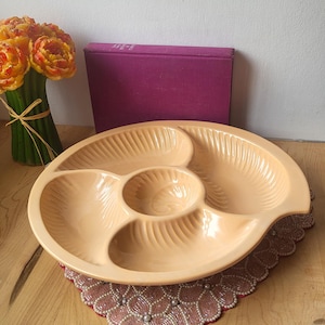 Plato vintage de cerámica MCM para patatas fritas y salsas, color beige melocotón con remolinos, ideal para fiestas. Forma de concha.