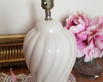 Lámpara de mesa acanalada en forma de remolino de cerámica beige Art Déco vintage de los años 80