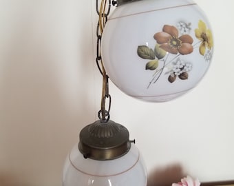 Lampe à suspension double vintage - Boules de verre et laiton - Verre de lait blanc avec décoration florale - 1960