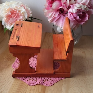 Décoration de bureau vintage en bois pour poupée avec siège et chaise connectée. Table rustique, meubles d&#39;école, décoration en bois.