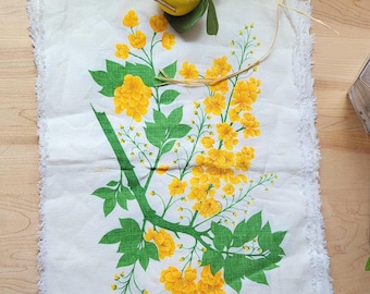 Vintage Set of 6 White Linen Placemats with Beautiful Illustration ,Yellow and White Daises!. Retro kitchen.. WOW! Napkins