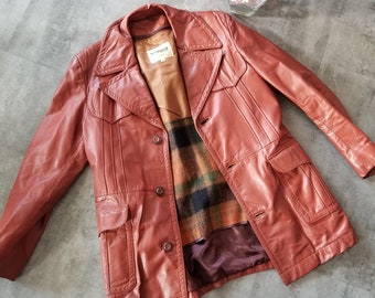 Giacca vintage in pelle marrone bordeaux degli anni '70 realizzata a Montreal da Vivons