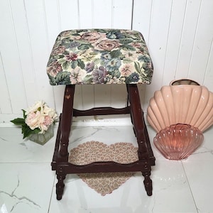 Taburete de madera maciza color burdeos con estampado floral vintage, ideal para tocador o vestidor. Estilo cottagecore.