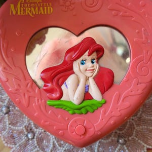 Rare petite sirène vintage boîte à bijoux coeur en plastique biffé avec musique Thinkway Toys image 2