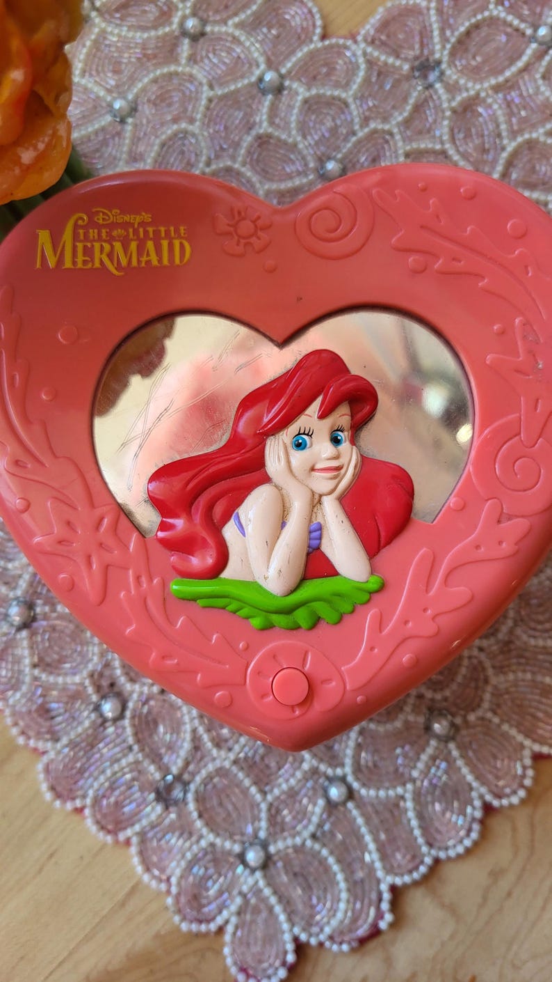 Rare petite sirène vintage boîte à bijoux coeur en plastique biffé avec musique Thinkway Toys image 2