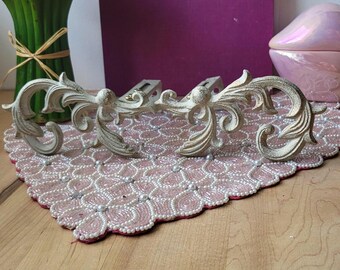 6 Pinces à Rideaux Anciennes En Laiton Décorées Fleurs Ajourées - Largeur 16 Cm, Bon état Avec Petites Déformations