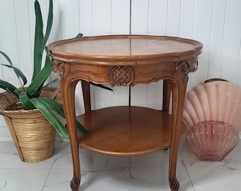 Tavolino d'appoggio vintage in stile country francese intagliato, rotondo da 60 cm con fiori intagliati a mano, splendido tavolo da soggiorno.
