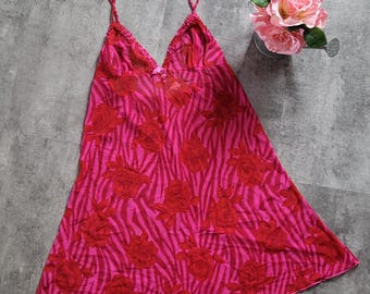 Lingerie vintage anni 2000 con spalline sottili e volant, babydoll, abito sottoveste floreale rosa e rosso, semi trasparente, sexy, carino e civettuolo.