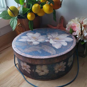 Caja de cartón vintage con diseño floral. Caja para guardar sombreros. Para guardar joyas, tesoros, perlas, cosméticos y más.