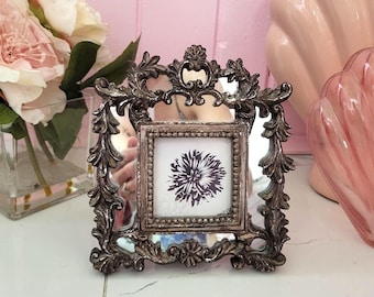 Cadre photo baroque orné de style vintage avec une finition argentée vieillie et un miroir de 3 po.