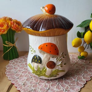 bocal à biscuits XL vintage aux champignons, boîte métallique de cuisine, poterie des Laurentides au Canada, années 1970, Merry Mushroom, excellent état