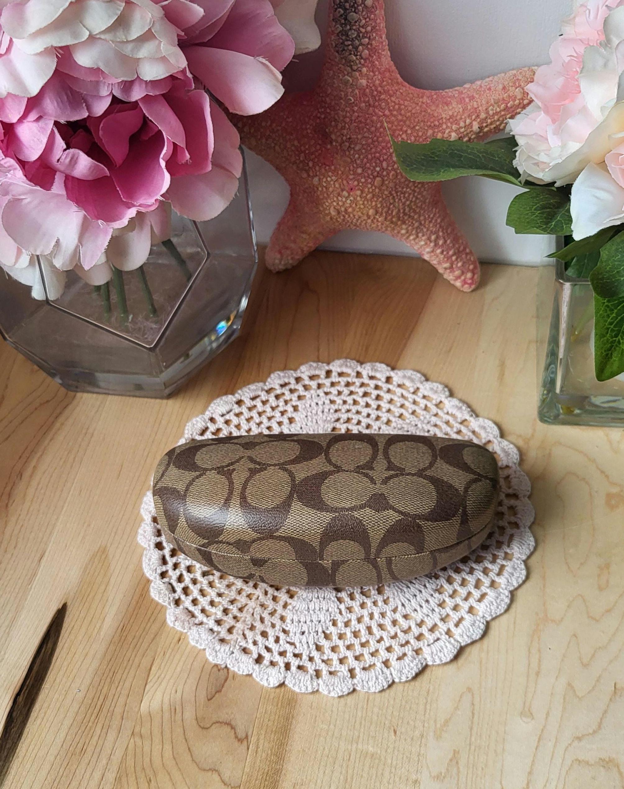 ヴィンテージコーチのメガネケース。シグネチャーロゴプリント入り