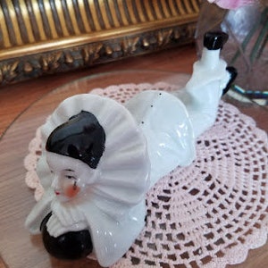 vintage Pierrot Mime Statue Black & White Glazed Plaster Clown Statuette New Wave Kitsch Figure 80s Statuette Chalkware Déclaration unique