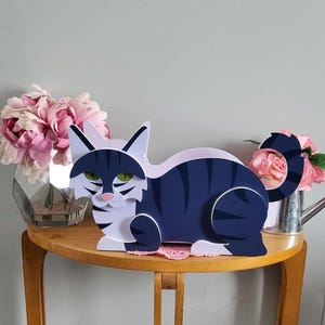 Vintage Blumentopf Dekorativer Katzentopf Übertopf. Taschentücherbox Versteckt. Badezimmer Dekor. Wohndekor. Garten Dekor. Blau gestreifte hölzerne Katze.