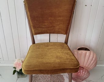 Sillas de comedor vintage de estilo moderno de mediados de siglo (MCM) en terciopelo amarillo dorado con estructura metálica.