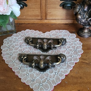 Vintage Paar große Blumen Schublade Knauf Drop Bail Dresser Pull floral Kabinett Knauf dunkel antike Bronze Möbelknopf Made in Canada
