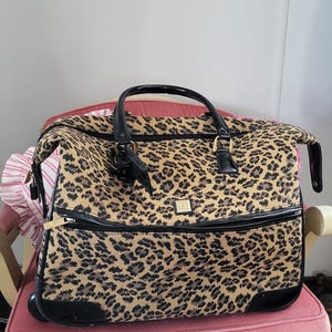 vintage Diane Von Furstenberg Sac de voyage Cheetah Needlepoint Pattern Red Inside