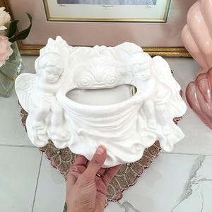 Vintage weiße Cherub Pflanzer 2 Cherub Engel halten Blumentopf Wandbild Pflanzenhalter Wismical