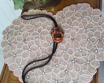Maschera Bolo coreana vintage, intagliata a mano, maschera umoristica, bolo unisex, ottime condizioni vintage.