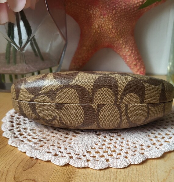 ヴィンテージコーチのメガネケース。シグネチャーロゴプリント入り