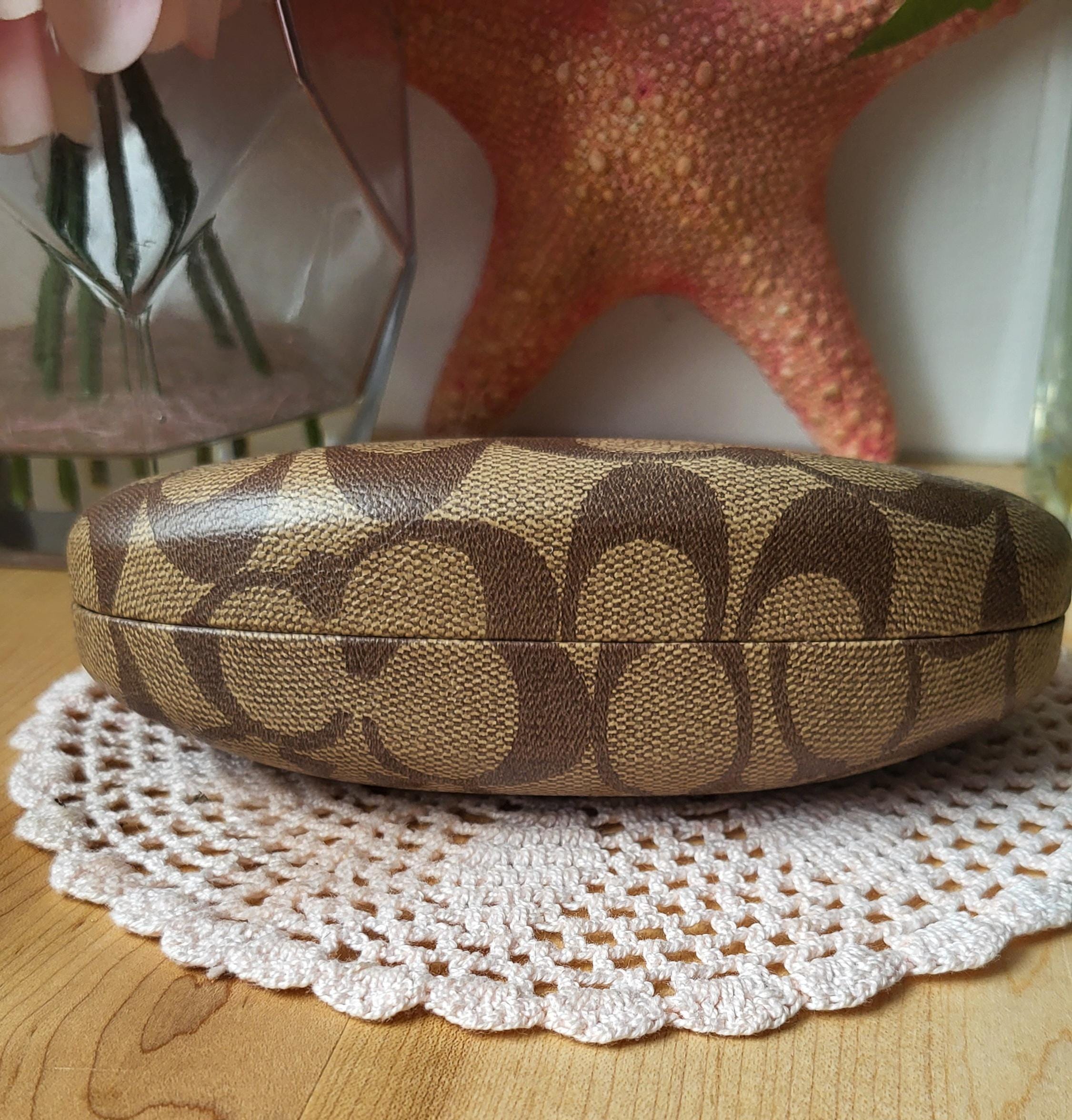 ヴィンテージコーチのメガネケース。シグネチャーロゴプリント入り