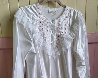 Vintage jaren 70 wit satijn hoge glans lange mouwen v-hals nachtjapon met roze kant mooi maat M/L oma romantische nachtjapon