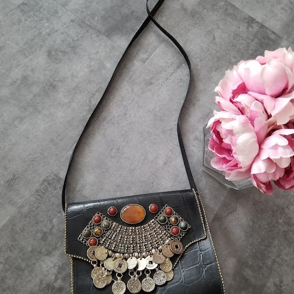 Sac à main en cuir Boho, portefeuille en cuir noir pour dames, sac perlé Viv avec clous, pochette faite à la main avec Amber Stone