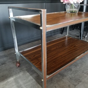 Table de service vintage MCM, chrome et imitation bois, histogramme ou table d'appoint moderne avec roues rondes marron du milieu du siècle