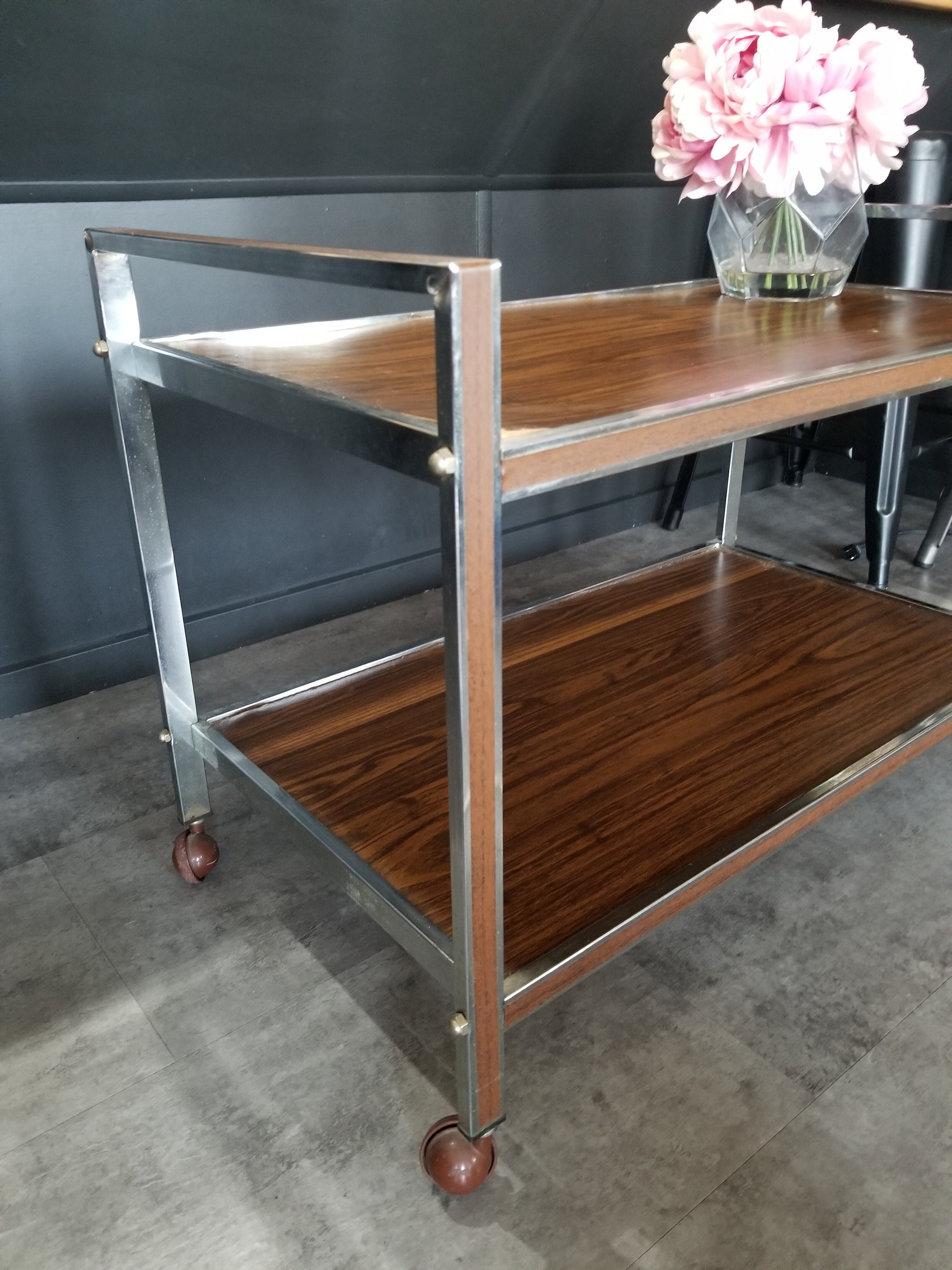 une table d'appoint - English translation