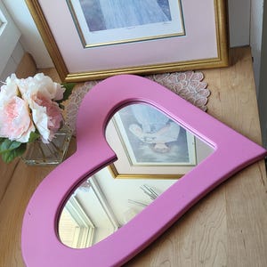 1990 Joan Carson ポストモダンアートミラー Vintage Large Pink Heart Mirror Wall Decoration, Love Mirror Style