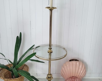 Lampada da terra vintage anni '80 con mensola, illuminazione in ottone, mensola in vetro, mensola rotonda fluttuante in vetro, stile Hollywood Regency retrò