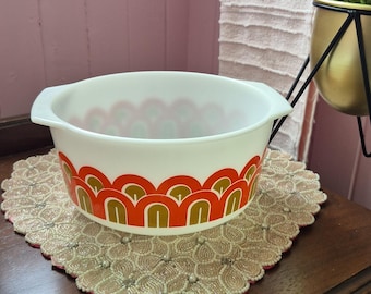 PYREX Opak Weiß Glas 3 Qt. Rührschüssel-Auflaufform l Muster "Designs" "Fischschuppen" "Arches" oder "Art Deco" l Made in USA l 1970er Jahre."