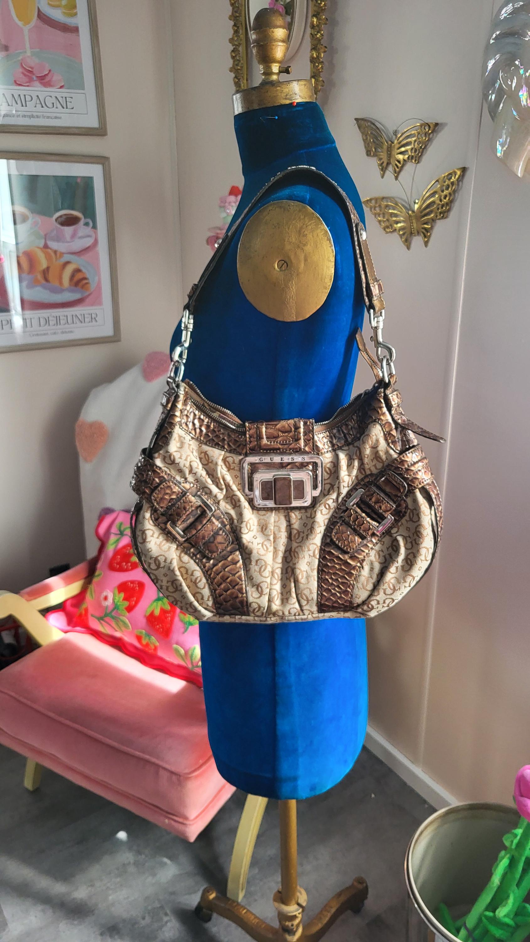 GUESSヴィンテージゲス￼ スタッズ付きベージュ￼ハンドバッグ GUESSヴィンテージゲス￼ スタッズ付きベージュ￼ハンドバッグ