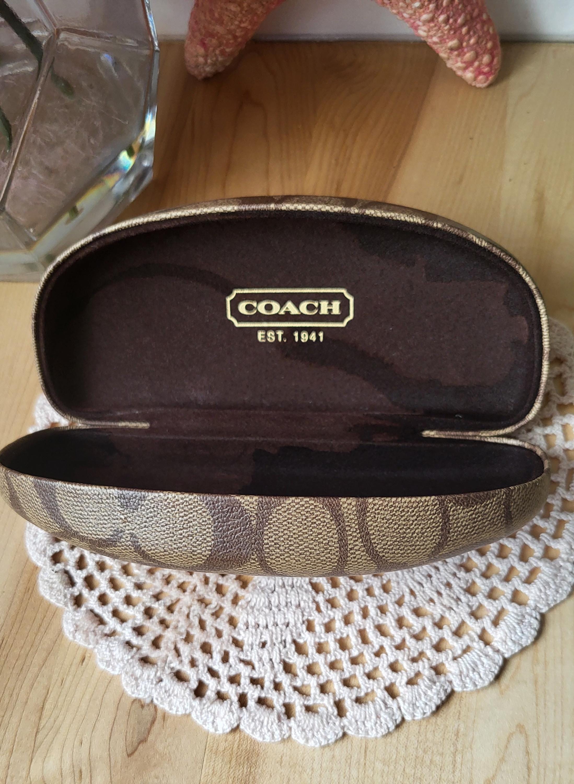 ヴィンテージコーチのメガネケース。シグネチャーロゴプリント入り